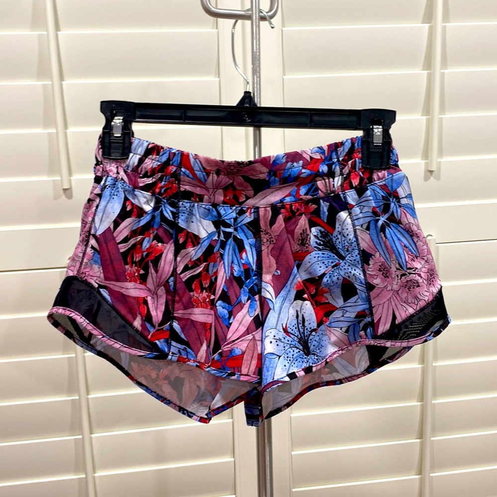 Lululemon Hotty Hot Low-Rise Short 2.5". Size 4. Blue and red flower print